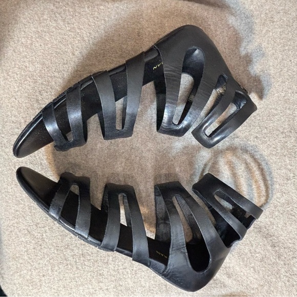 COLE HAAN NIKE Sz 9.5B Gladiator Stylish Black Strappy Sandals Flats Zipper Back - Picture 5 of 12